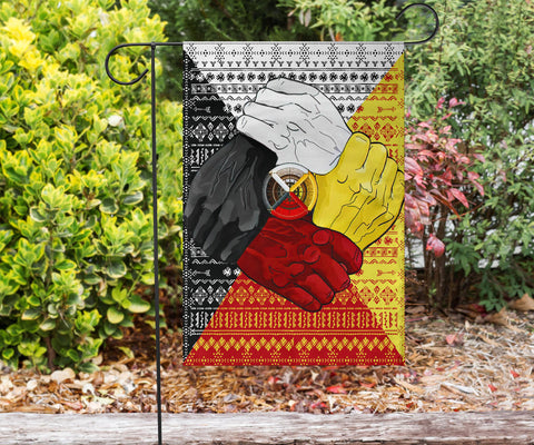 Powwow StoreGBNAT00627 Medicine Wheel Hand Flag
